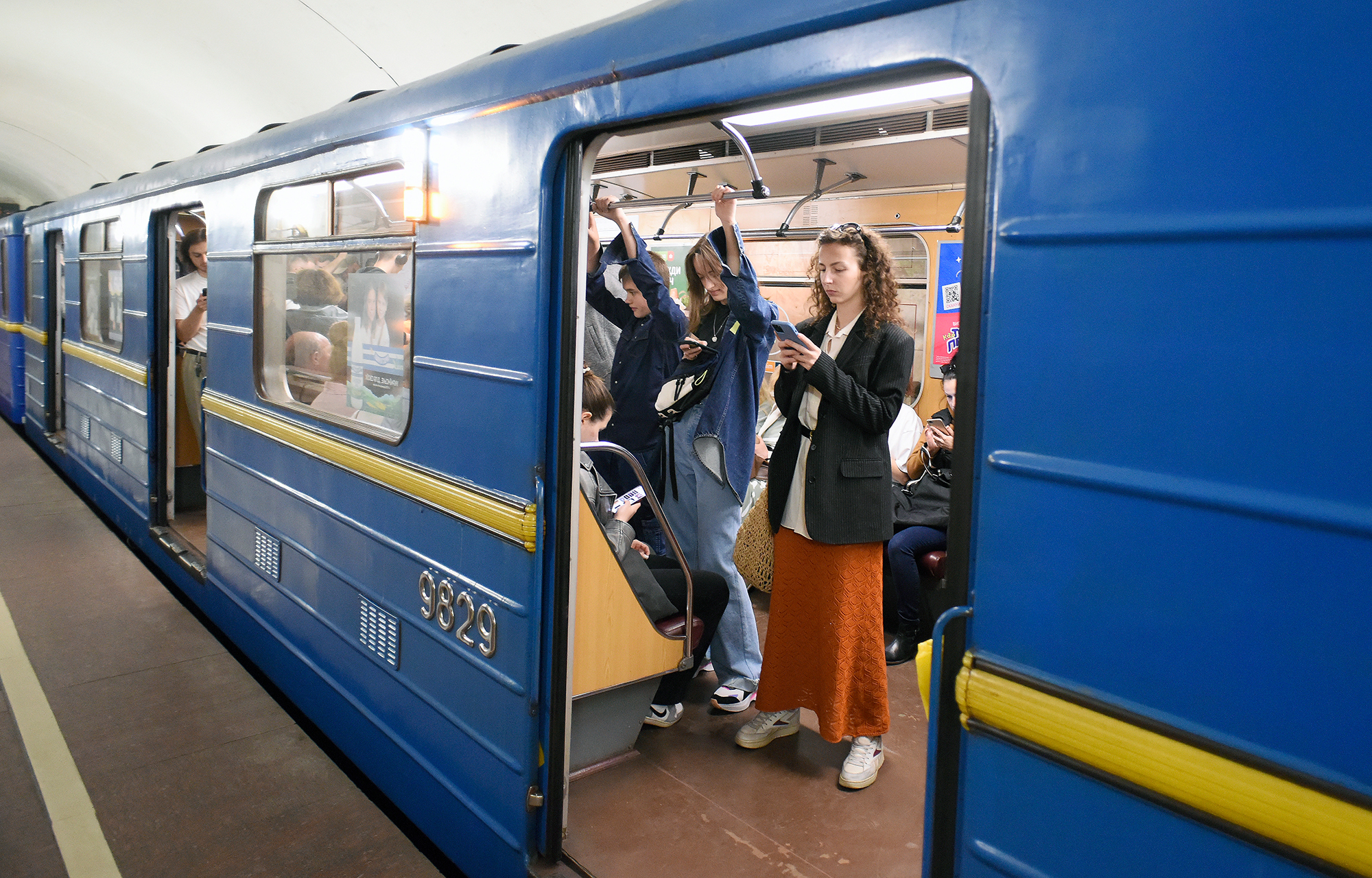 Чекаєте поїзд? Який насправді інтервал руху поїздів у метро Києва